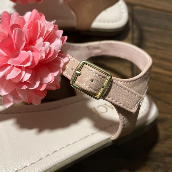 Kids pink flower 🌸 sandals size 13 - Picture 6 of 11